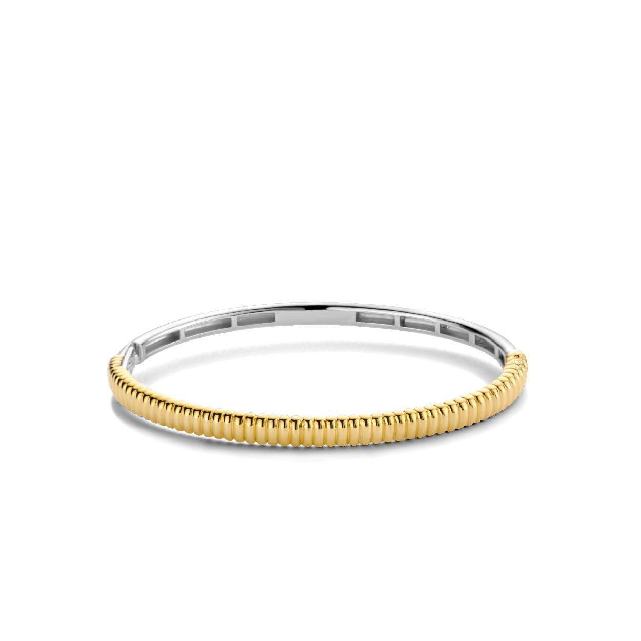 Deze slanke, vergulde TI SENTO zilveren bangle 2956SY heeft een unieke geribbelde structuur. De armband is gemaakt van 925 sterling zilver. Laat dit statement juweel haar gouden glans verspreiden. De extra veilige sluiting is speciaal ontworpen zodat dit sieraad altijd bij je blijft.