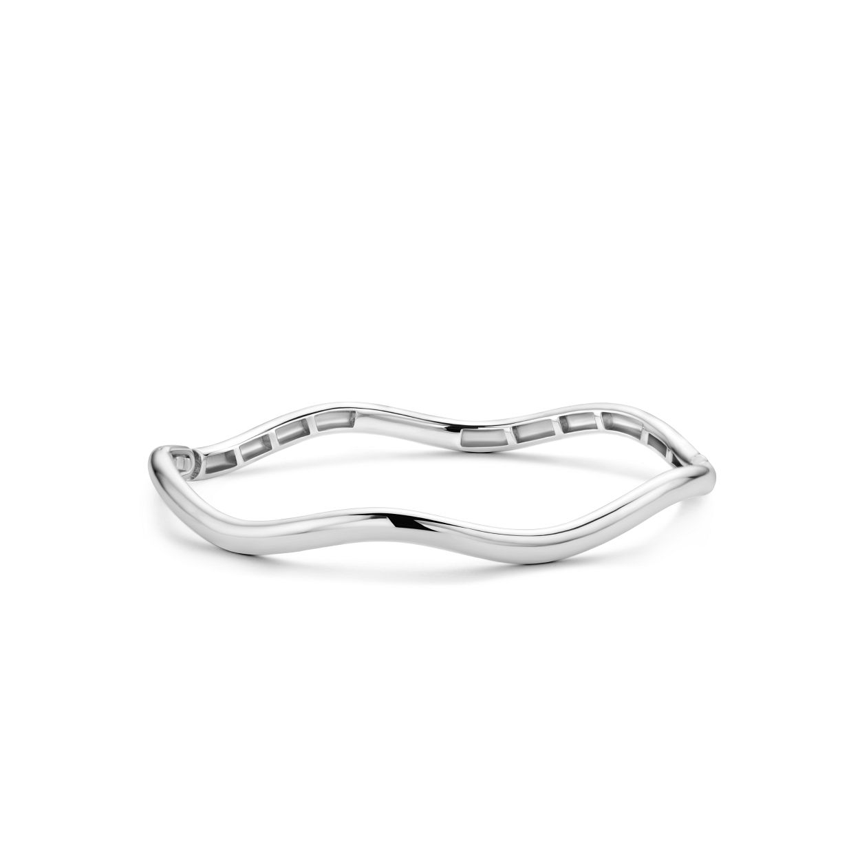 Deze TI SENTO zilveren bangle 2990SI heeft een golvend silhouet. Het design is geïnspireerd op de golven van de zee.