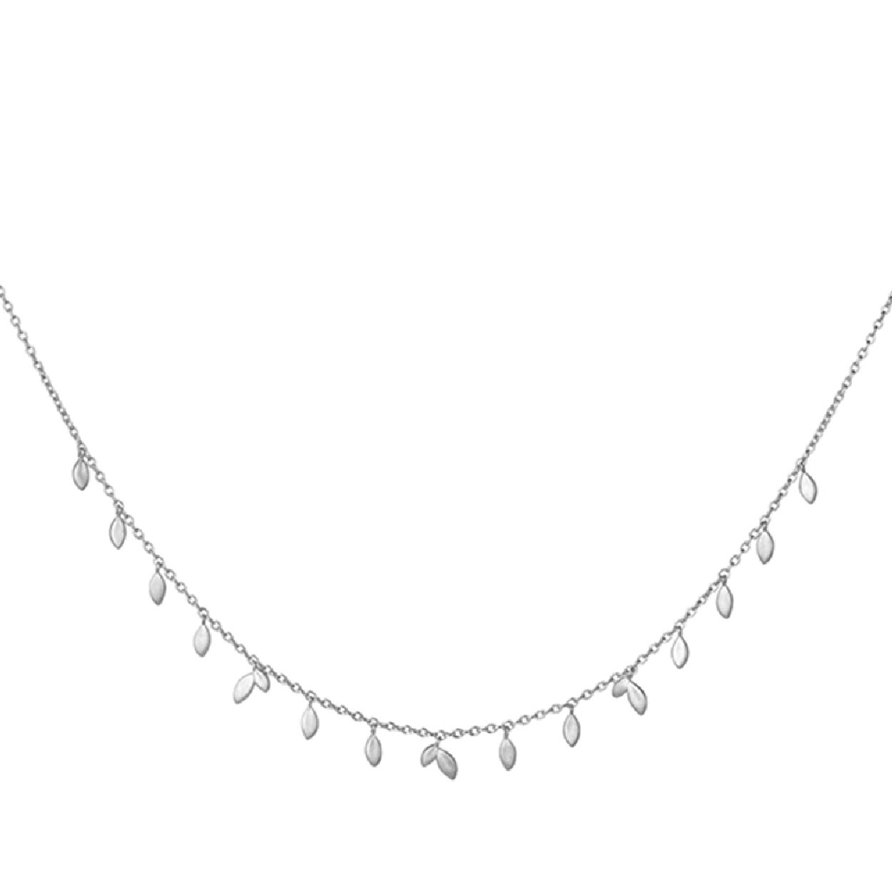 Deze collier is van het merk ByBiehl. Het is een damessieraad gemaakt van zilver. De collier is zilver van kleur.