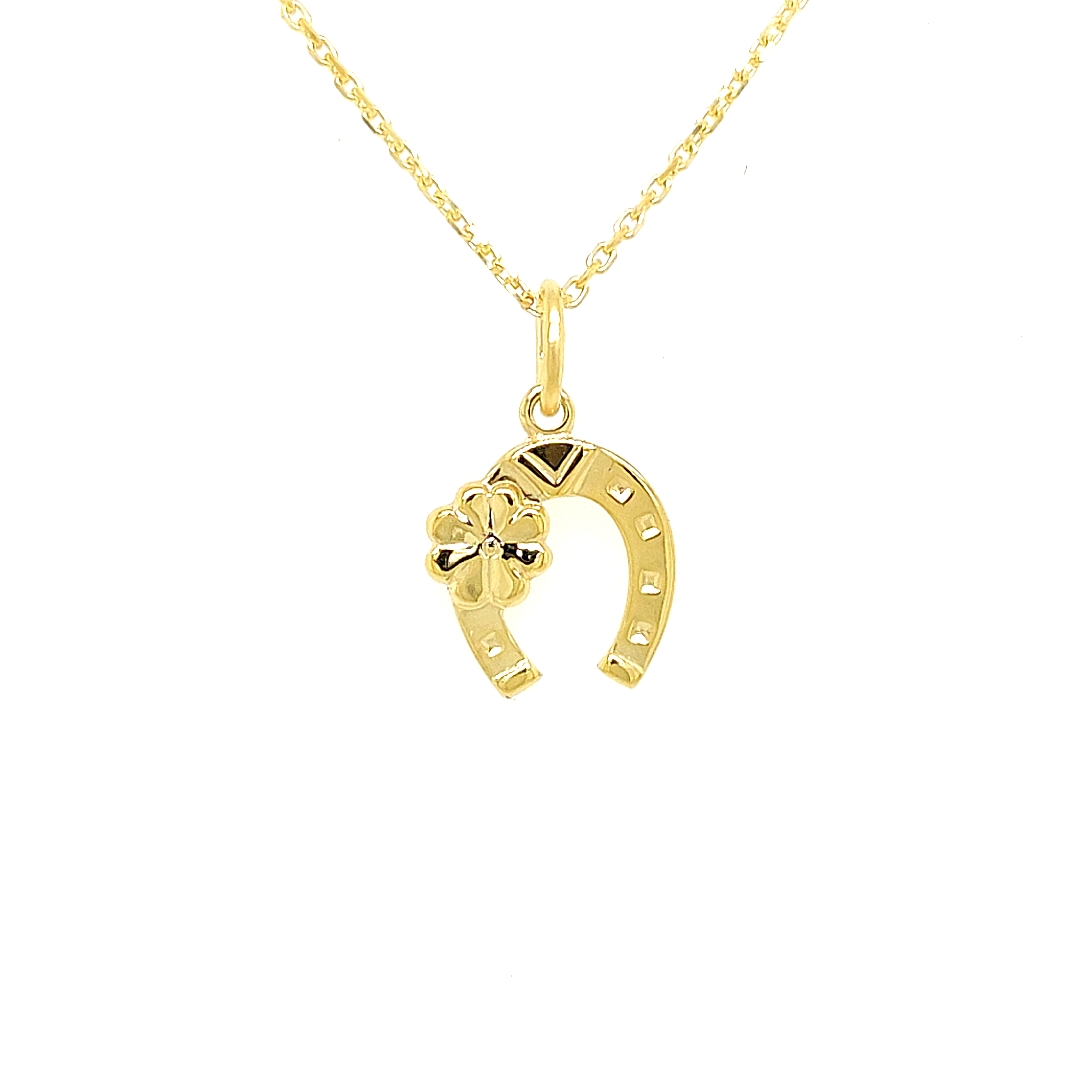Deze geel gouden hanger is onwijs leuk! Het hoefijzertje kan zowel aan een kettinkje als aan een bedelarmband gedragen worden.

Note: het kettinkje hoort niet bij de hanger, deze is enkel gebruikt voor de foto.