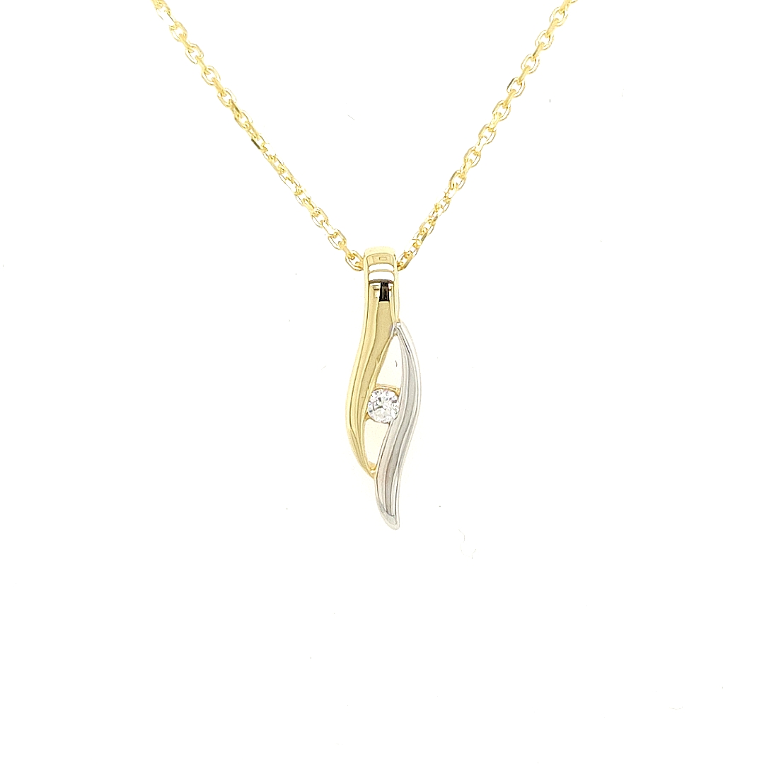 Deze bicolor gouden hanger is elegant van vorm. De briljant geslepen zirkonia steen zorgen voor de nodige schittering. De combinatie van witgoud en geelgoud zorgt ervoor dat deze hanger goed te combineren is met andere sieraden.

Note: het kettinkje hoort niet bij de hanger, deze is enkel gebruikt voor de foto.