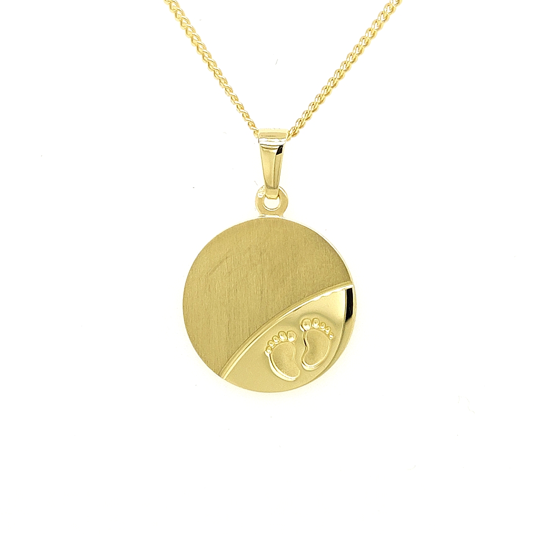 Deze geel gouden hanger is gematteerd en perfect geschikt om te laten graveren. Deze hanger is gemaakt om aan een ketting te hangen. De voetjes zijn ook gematteerd en het gedeelte er omheen is glad gepolijst.

Note: het kettinkje hoort niet bij de hanger, deze is enkel gebruikt voor de foto.