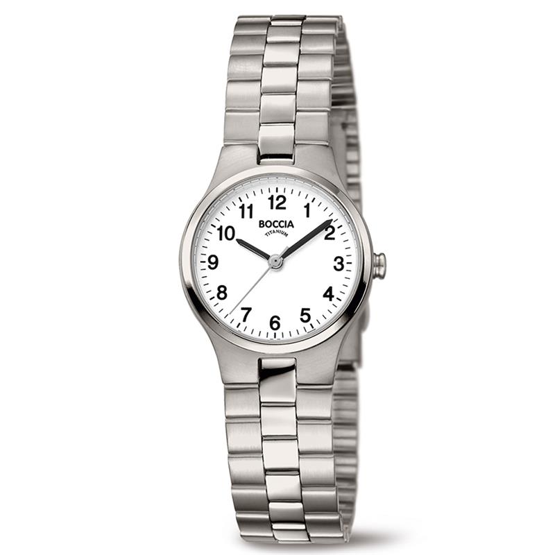 Boccia Titanium 3082-06
Dit dameshorloge van Boccia Titanium heeft een sportieve uitstraling. De zilverkleurige horlogekast zorgt voor een stijlvolle look en de witte wijzerplaat maakt het horloge net wat sierlijker. Het horloge heeft een kastdiameter van 25mm en is 5ATM. Combineer dit prachtige exemplaar met de andere sieraden van Boccia Titanium voor een complete look.

HET MERK
Boccia Titanium is het titanium merk van Nederland, dat zijn oorsprong in Duitsland vindt en is opgericht in het jaar 1992. Ontwikkeld door internationale ontwerpers. Alle titanium componenten van de BOCCIA TITANIUM collectie zijn gemaakt van 99,7% puur titanium; het bijzondere materiaal. Het is licht in gewicht, neemt de temperatuur van de huid aan en is zeer huidvriendelijk. Bovendien is het corrosie- en temperatuurbestendig.

SPECIFICATIES
- Mineraal glas
- Ronde titanium horlogekast, Ø 25mm
- Titanium band
- Witte wijzerplaat
- 5ATM (Regen- & spatwaterdicht)