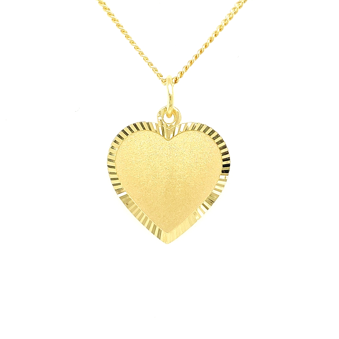 Deze geel gouden hanger is gematteerd en perfect geschikt om te laten graveren. Deze hanger is geschikt om zowel aan een ketting als aan een armband te hangen. Een hartje heeft altijd een speciale betekenis en staat symbool voor de liefde.

Note: het kettinkje hoort niet bij de hanger, deze is enkel gebruikt voor de foto.