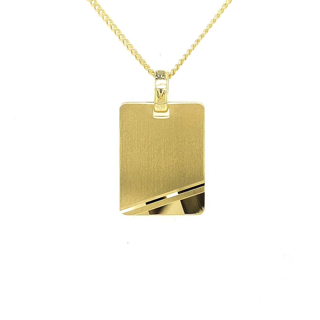 Deze geel gouden hanger is gematteerd en perfect geschikt om te laten graveren. Deze hanger is gemaakt om aan een ketting te hangen. De gladgepolijste randen en de bewerking rechtsonder op de hanger geeft deze hanger een erg bijzondere uitstraling.

Note: het kettinkje hoort niet bij de hanger, deze is enkel gebruikt voor de foto.