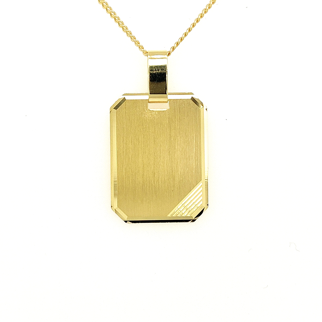 Deze geel gouden hanger is gematteerd en perfect geschikt om te laten graveren. Deze hanger is gemaakt op aan een ketting te hangen. De glad gepolijste randen en de bewerking rechtsonder op de hanger geeft deze hanger een erg bijzondere uitstraling.

Note: het kettinkje hoort niet bij de hanger, deze is enkel gebruikt voor de foto.