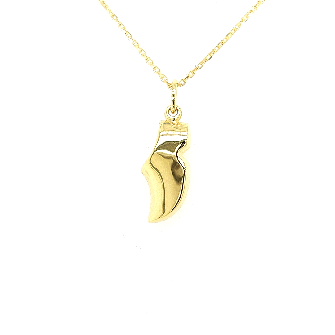 Deze geel gouden hanger is glad gepolijst en gemaakt tot een klomp. De hanger is geschikt om zowel aan een ketting als aan een armband te hangen.

Note: het kettinkje hoort niet bij de hanger, deze is enkel gebruikt voor de foto.