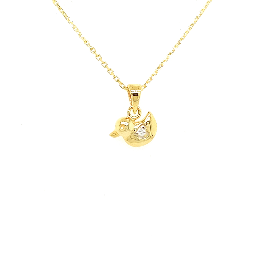 Deze geel gouden hanger is ontzettend leuk. Het hangertje is ontzettend fijn en perfect voor een dun kettinkje. In het midden van het eendje is een briljant geslepen zirkonia steentje gezet.

Note: het kettinkje hoort niet bij de hanger, deze is enkel gebruikt voor de foto.