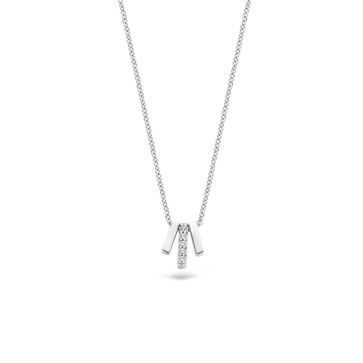 Blush Jewels worden met zorg, liefde en oog voor detail gemaakt van 14 karaat goud. Dit collier { 3122WZI } is een subtiele blikvanger, door de combinatie van het witgouden collier en de staafjes als detail.De zirkonias in het middelste staafje laten de hanger sprankelen en maken dit collier tot de perfecte "finishing touch" voor iedere gelegenheid.Blush Jewels worden geleverd in een Blush cadeauverpakking. 
Wear your Blush. - Wear your Blush