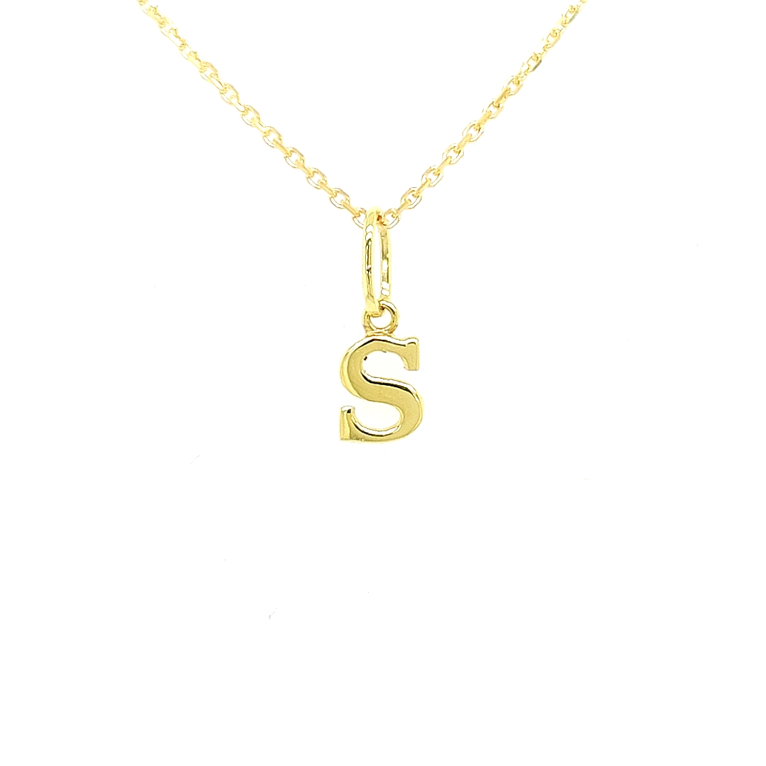 Een letter hanger is onwijs leuk en een absolute must have voor iedere sieraden liefhebber! Het beste wat je dan kan nemen is een écht gouden hanger, zoals deze hanger. Deze letterhanger is volledig glad gepolijst en geschikt voor een kettinkje of een bedelarmband.

Note: het kettinkje hoort niet bij de hanger, deze is enkel gebruikt voor de foto.