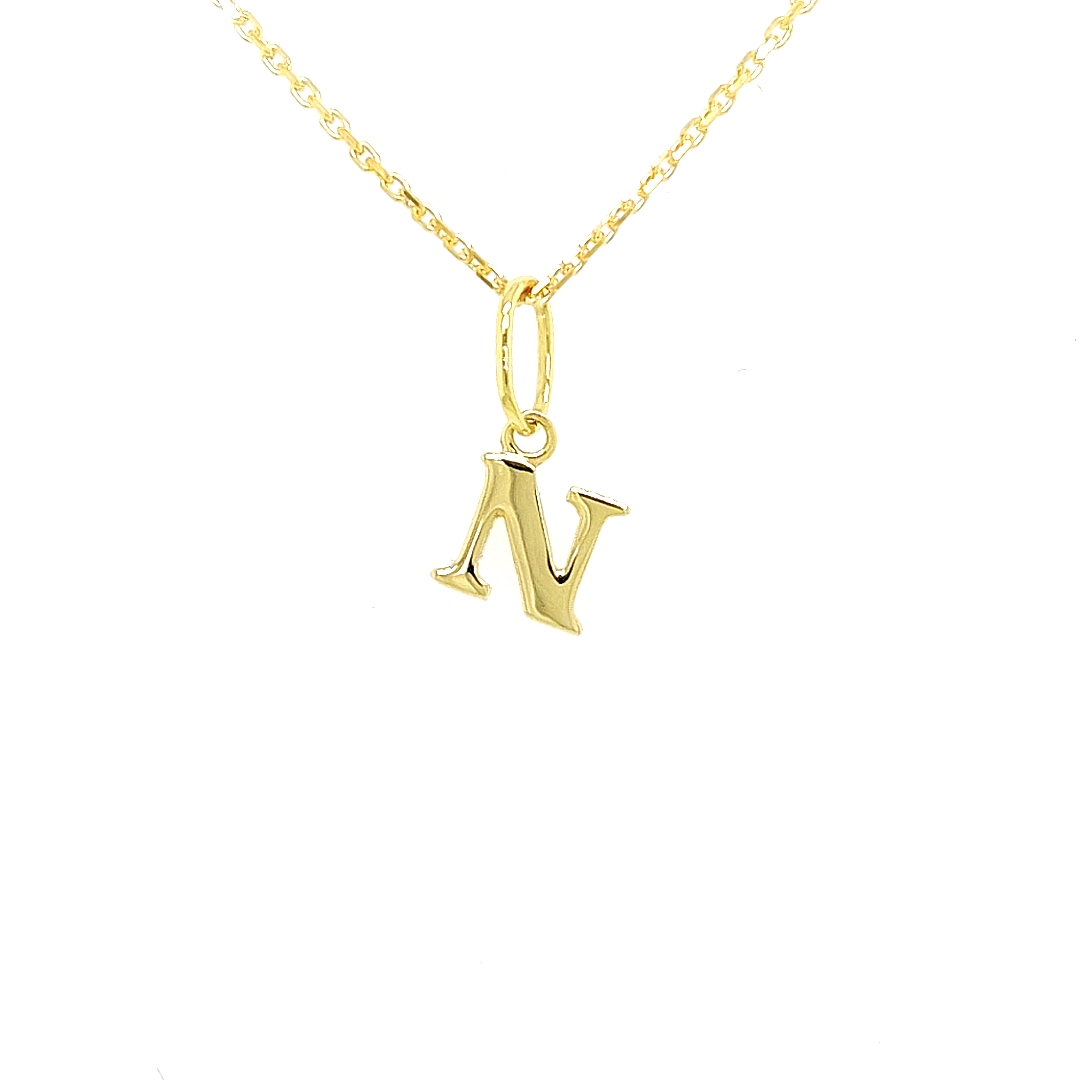 Een letter hanger is onwijs leuk en een absolute must have voor iedere sieraden liefhebber! Het beste wat je dan kan nemen is een écht gouden hanger, zoals deze hanger. Deze letterhanger is volledig glad gepolijst en geschikt voor een kettinkje of een bedelarmband.

Note: het kettinkje hoort niet bij de hanger, deze is enkel gebruikt voor de foto.