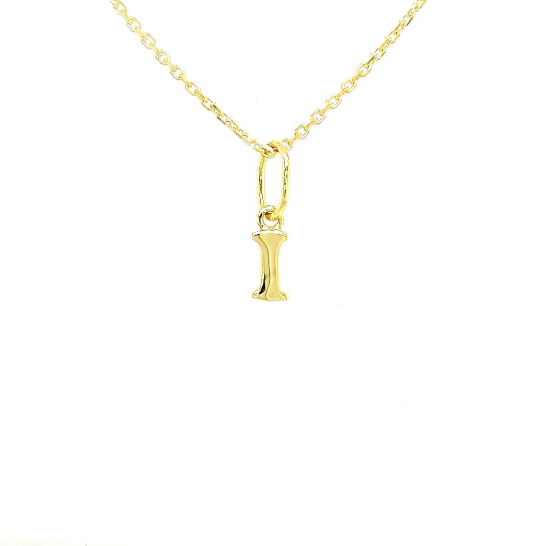 Een letter hanger is onwijs leuk en een absolute must have voor iedere sieraden liefhebber! Het beste wat je dan kan nemen is een écht gouden hanger, zoals deze hanger. Deze letterhanger is volledig glad gepolijst en geschikt voor een kettinkje of een bedelarmband.

Note: het kettinkje hoort niet bij de hanger, deze is enkel gebruikt voor de foto.