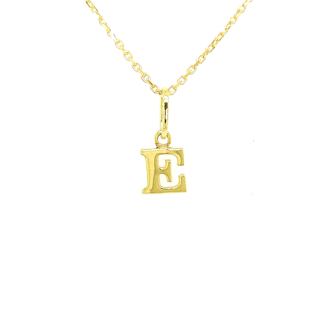 Een letter hanger is onwijs leuk en een absolute must have voor iedere sieraden liefhebber! Het beste wat je dan kan nemen is een écht gouden hanger, zoals deze hanger. Deze letterhanger is volledig glad gepolijst en geschikt voor een kettinkje of een bedelarmband.

Note: het kettinkje hoort niet bij de hanger, deze is enkel gebruikt voor de foto.