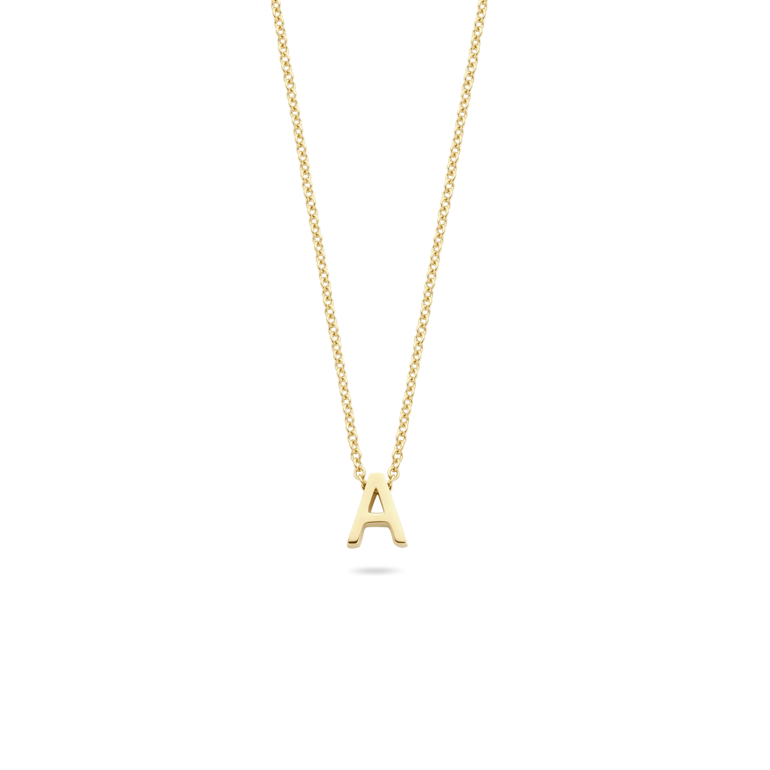 Dit prachtige blush naamcollier is gemaakt van geelgoud en heeft de letter A als hanger. Het is subtiel en elegant, perfect voor dagelijks gebruik of voor speciale gelegenheden. Draag het alleen voor een minimalistische look of combineer het met andere kettingen voor een meer gelaagde stijl. Een tijdloos stuk dat elke outfit compleet zal maken.