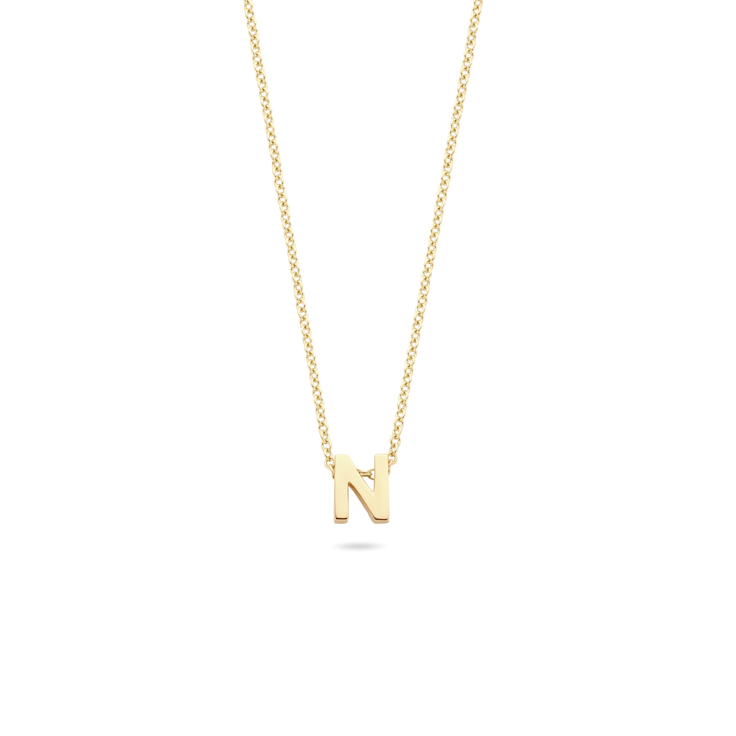 Dit prachtige geelgouden naamcollier heeft een blush finish en is versierd met de letter N. Het is een tijdloos sieraad dat elegantie en persoonlijkheid uitstraalt. Draag het op zichzelf voor een subtiele look, of combineer het met andere kettingen voor een trendy laagjeseffect. Met dit collier voeg je een persoonlijk tintje toe aan elke outfit. Bestel hem vandaag nog en straal in stijl!