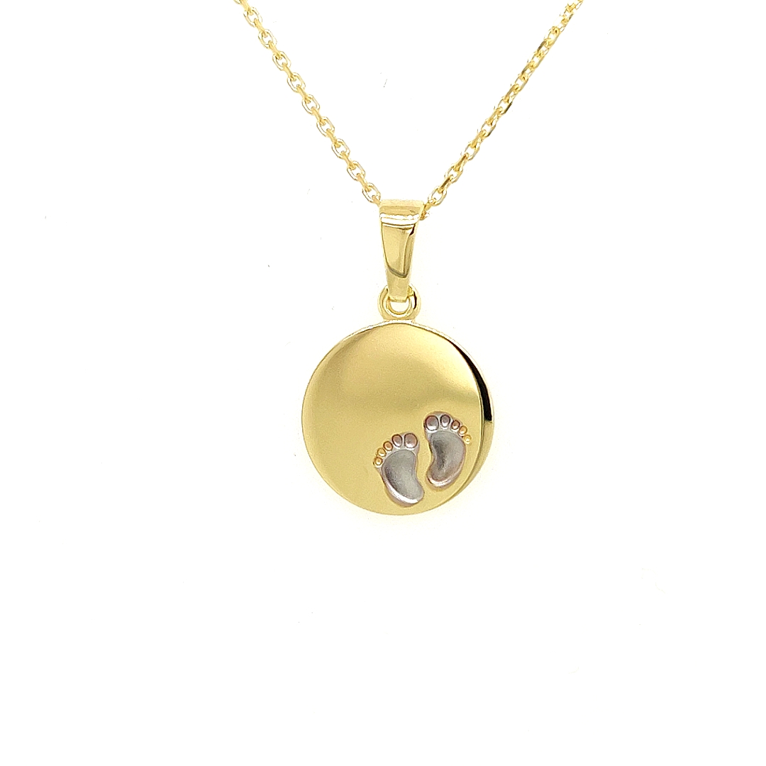 Deze bicolor gouden hanger is glad gepolijst en perfect geschikt om te laten graveren. De voetjes zijn witgoud van kleur. Deze hanger is geschikt om zowel aan een ketting als aan een armband te hangen.