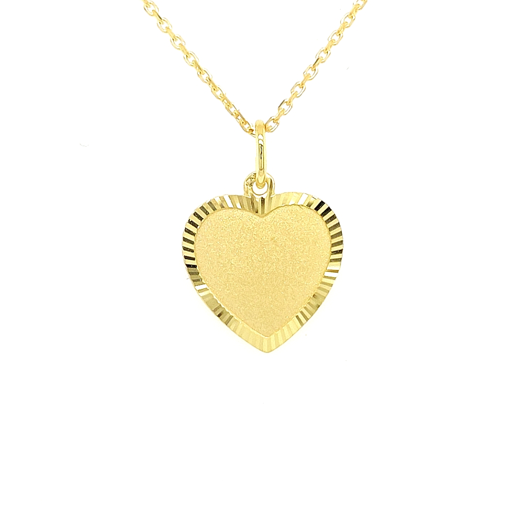 Deze geel gouden hanger is gematteerd en perfect geschikt om te laten graveren. Deze hanger is geschikt om zowel aan een ketting als aan een armband te hangen. Een hartje heeft altijd een speciale betekenis en staat symbool voor de liefde. 

Note: het kettinkje hoort niet bij de hanger, deze is enkel gebruikt voor de foto.