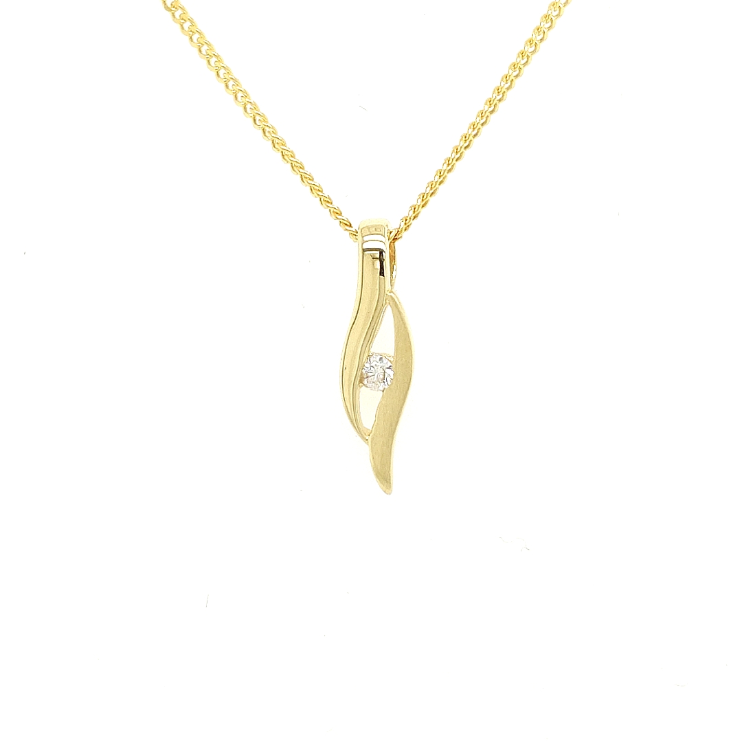 Deze geel gouden hanger is ontzettend elegant. Het ontwerp is erg sierlijk en de uitstraling van de hanger is mooi rustig. De zirkonia steen in de hanger zorgt voor een schitterend effect. De hanger is deels gematteerd en deels glad gepolijst.

Note: het kettinkje hoort niet bij de hanger, deze is enkel gebruikt voor de foto.