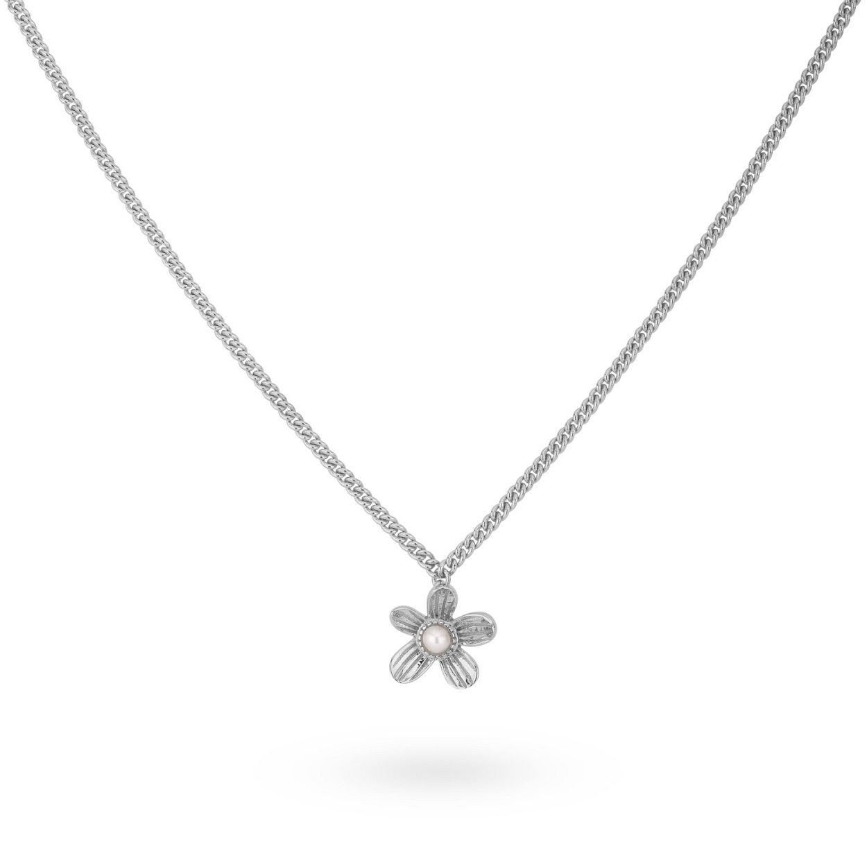De bloemenfamilie! Deze klassieke ketting bevat een bloem afgewerkt met een parel. De ketting hoort bij een familie en heeft dus bijpassende armbanden, een ring en oorbellen. Zo kun je eindeloos combineren! Alle sieraden van 24Kae worden door Kae Sutherland met liefde en oog voor detail ontworpen. Elk 24Kae collier kenmerkt zich door zijn authenticiteit door een unieke handgemaakte bedel met gravure. Details: - Lengte collier: 40 cm met een verlenging van 5 cm Materiaal: - 925 Sterling zilver - Zoetwaterparel