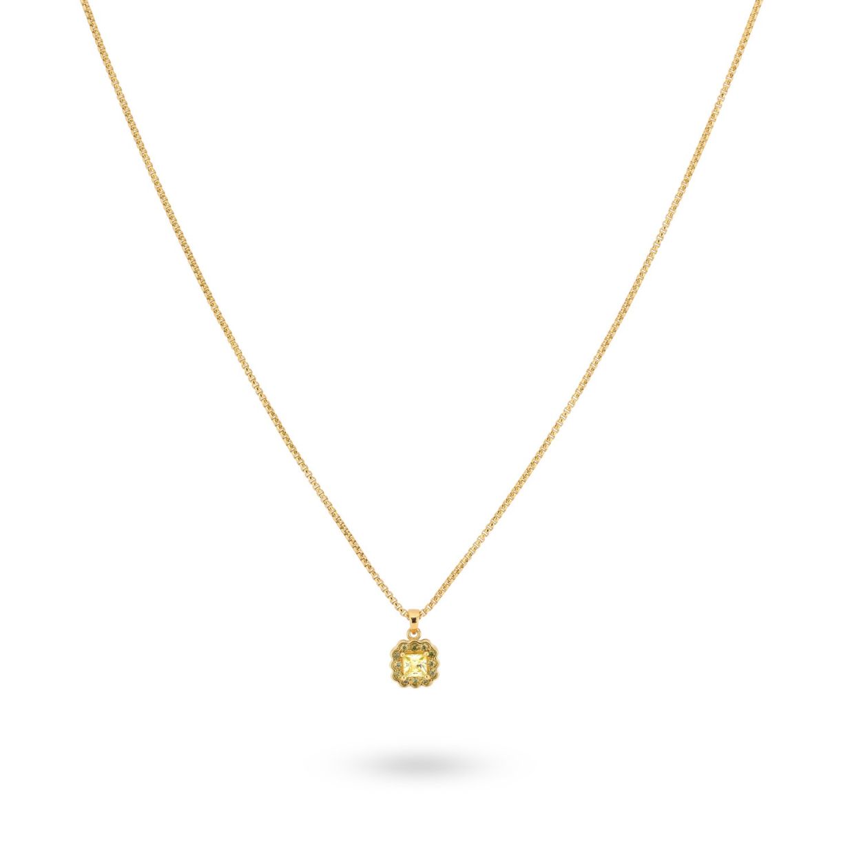 Deze keting met groene accenten een een rechthoekige steen in het midden is onderdeel van een nieuwe familie. Perfect om te combineren samen met de bijpassende ring, armband en oorbellen. Deze ketting is gemaakt van 925 sterling zilver en verguld met 18K goud. Elk 24Kae sieraad is met liefde en oog voor detail ontworpen door Kae Sutherland.
