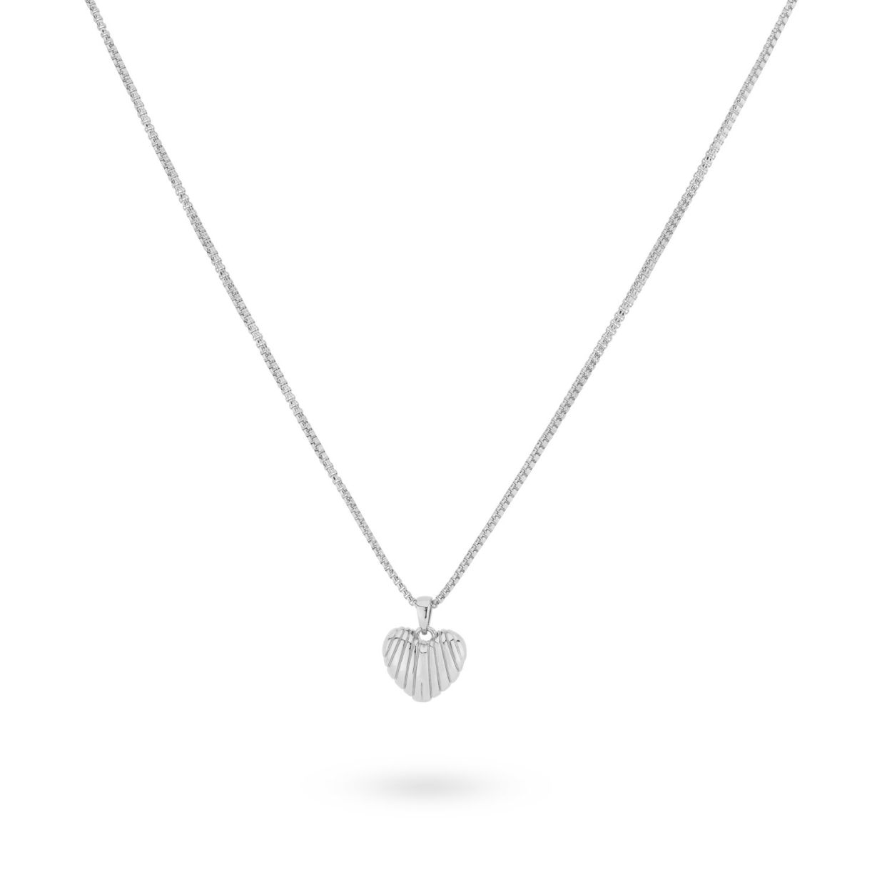 Deze prachtige klassieke ketting heeft een ronde box chain, met een hartvormige bedel. Het hart heeft een schelpstructuur waardoor deze perfect te combineren is met alle andere items uit de SS24 collectie voor de ultieme zomerse look! Deze ketting is gemaakt van 925 sterling zilver en verguld met 18K goud. Elk 24Kae sieraad is met liefde en oog voor detail ontworpen door Kae Sutherland.