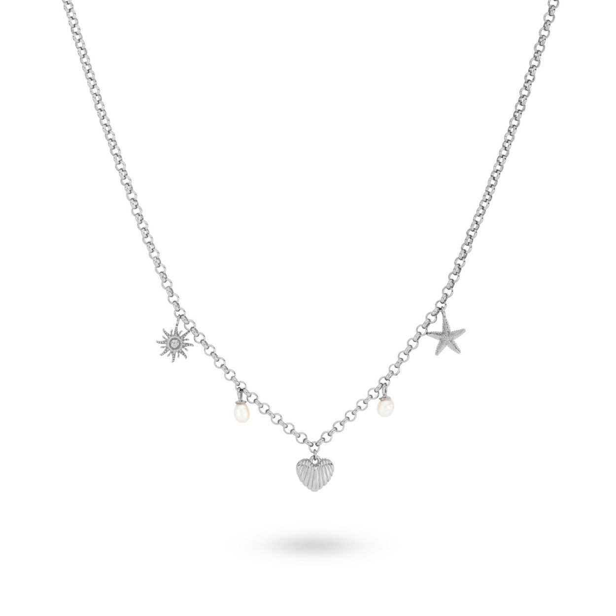 Geinspireerd door de Portugeese zee heeft Kae deze familie ontworpen. Alle elemtenten zoals de zon, haar liefde voor Portugal, een zeester en parels komen terug in deze ketting. Perfect om te combineren met de bijpassende items uit deze collectie! Deze ketting is gemaakt van 925 sterling zilver gerodineerd. Elk 24Kae sieraad is met liefde en oog voor detail ontworpen door Kae Sutherland.