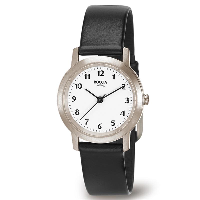 Dit dameshorloge van Boccia Titanium heeft een nette uitstraling. De zilverkleurige titanium horlogekast zorgt voor een stijlvolle look en de witte wijzerplaat maakt het horloge klassiek. Het horloge heeft een ronde kast met een diameter van 29mm, een mineraalglas en is 5ATM. Combineer dit prachtige exemplaar met de andere sieraden van Boccia Titanium voor een complete look. Aan de titanium kast zit een zwarte leren band.