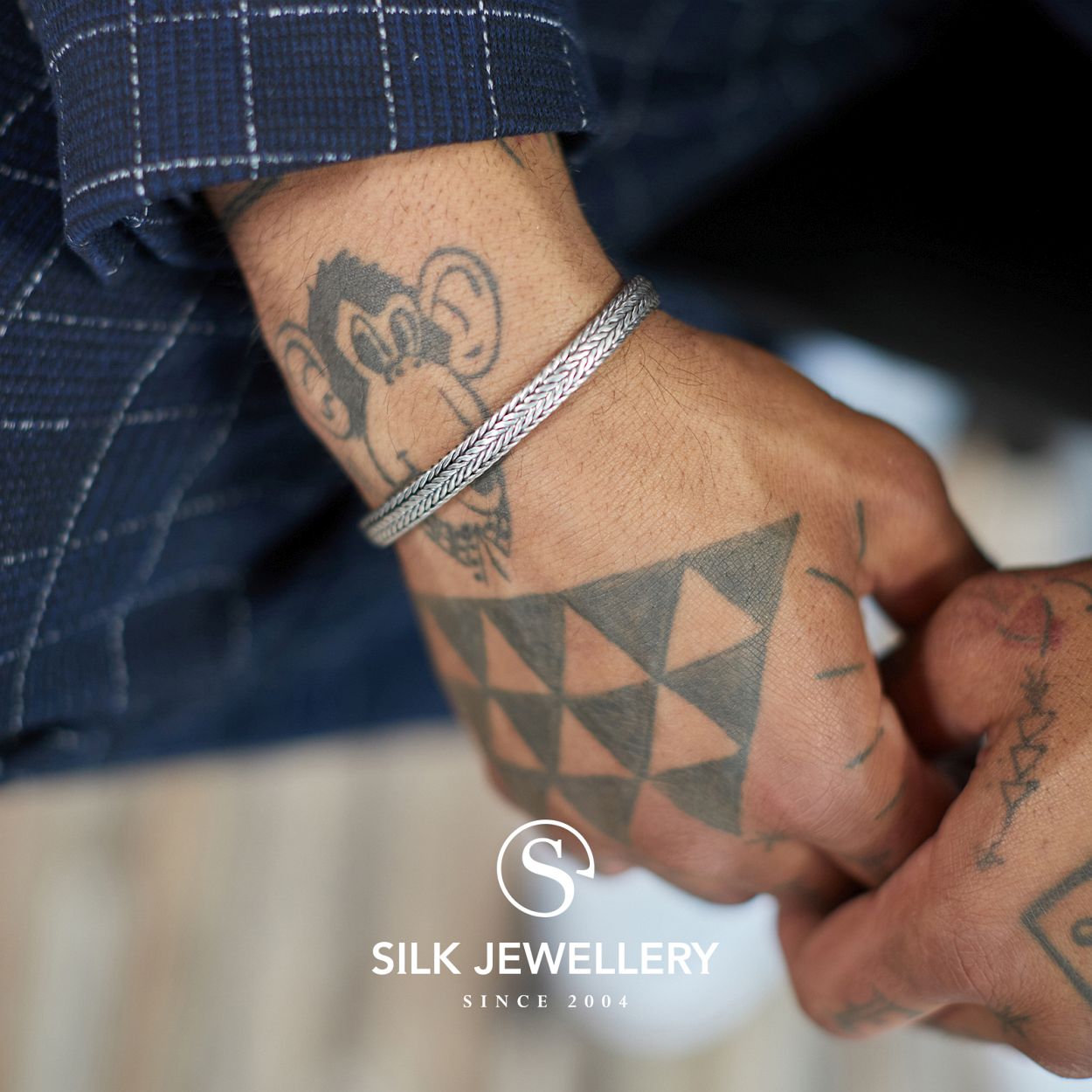 Product: SLK33920

Eigenschappen: Deze prachtige armband valt onder de categorie "sieraad". Het is een verfijnd en veelzijdig juweel, ideaal om elke outfit te verfraaien. 

Draagadvies: Perfect te combineren met casual of formele kleding voor een stijlvolle uitstraling.

Haal de elegantie in huis met deze schitterende armband en voeg een vleugje glamour toe aan elke gelegenheid!