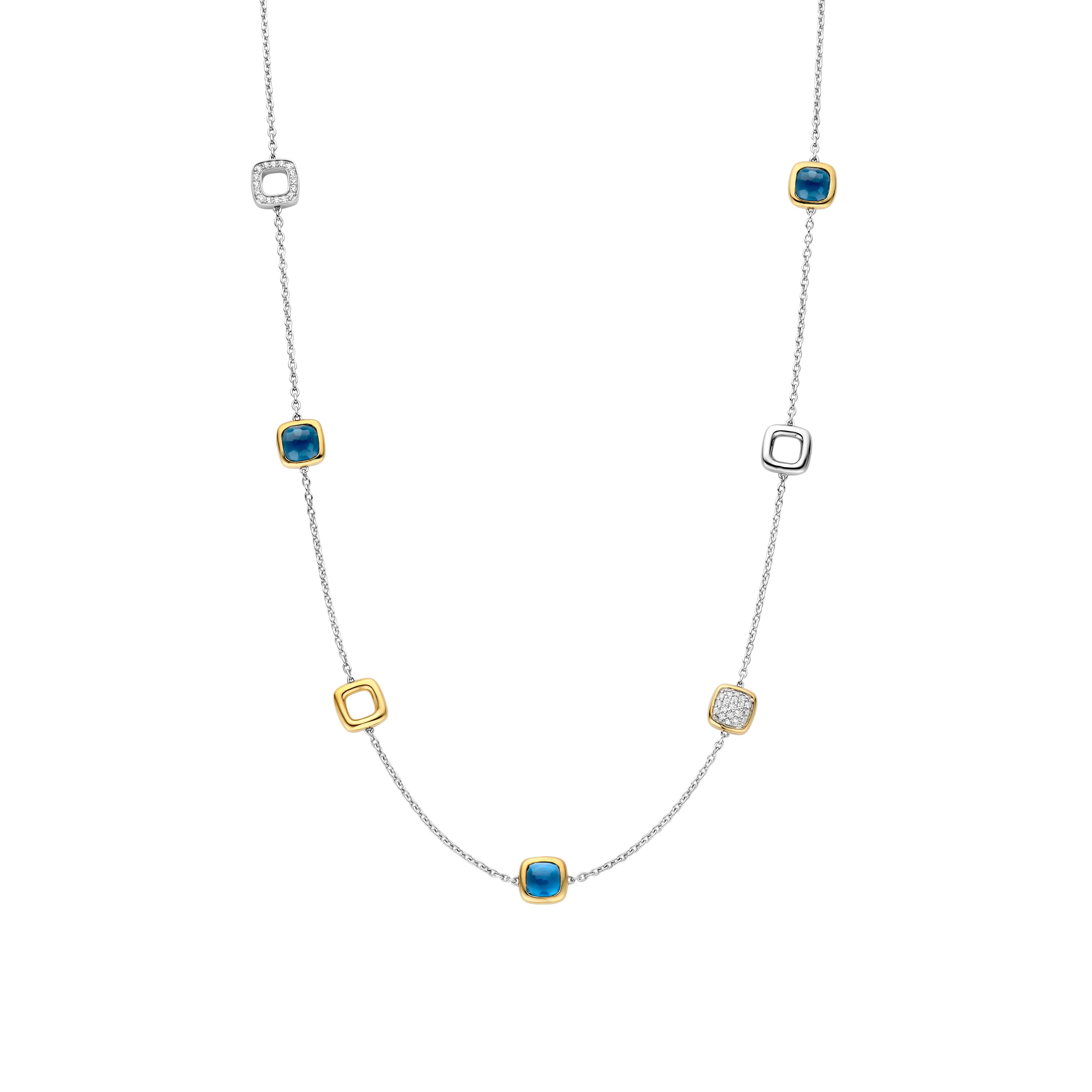 De TI SENTO ketting 34079DB straalt verfijnde elegantie uit, met vakmanschap en tijdloze schoonheid die elkaar perfect aanvullen. Vakkundig vervaardigd uit 925 sterling zilver, heeft dit ontwerp een delicate ketting met een reeks opvallende kussenvormige bedels.

Diepblauwe stenen, gezet in stralende goudgekleurde omlijstingen, brengen een rijke intensiteit in het ontwerp, terwijl open kussenvormen en pav�-set cubic zirconia accenten textuur en moderne intrige toevoegen. Het samenspel van solide en open vormen cre�ert een ritme van licht en schaduw, waardoor diepte en dimensie aan de slanke silhouet van de ketting wordt toegevoegd.

Dit veelzijdige stuk combineert moeiteloos tijdloze schoonheid met een eigentijdse flair. Het is nikkelvrij en hypoallergeen, wat zorgt voor luxe comfort gedurende de hele dag. Of je het solo draagt voor een subtiele kleuraccent of in lagen voor een gedurfder statement, deze ketting is een viering van ingetogen verfijning � perfect om elke outfit te verrijken.