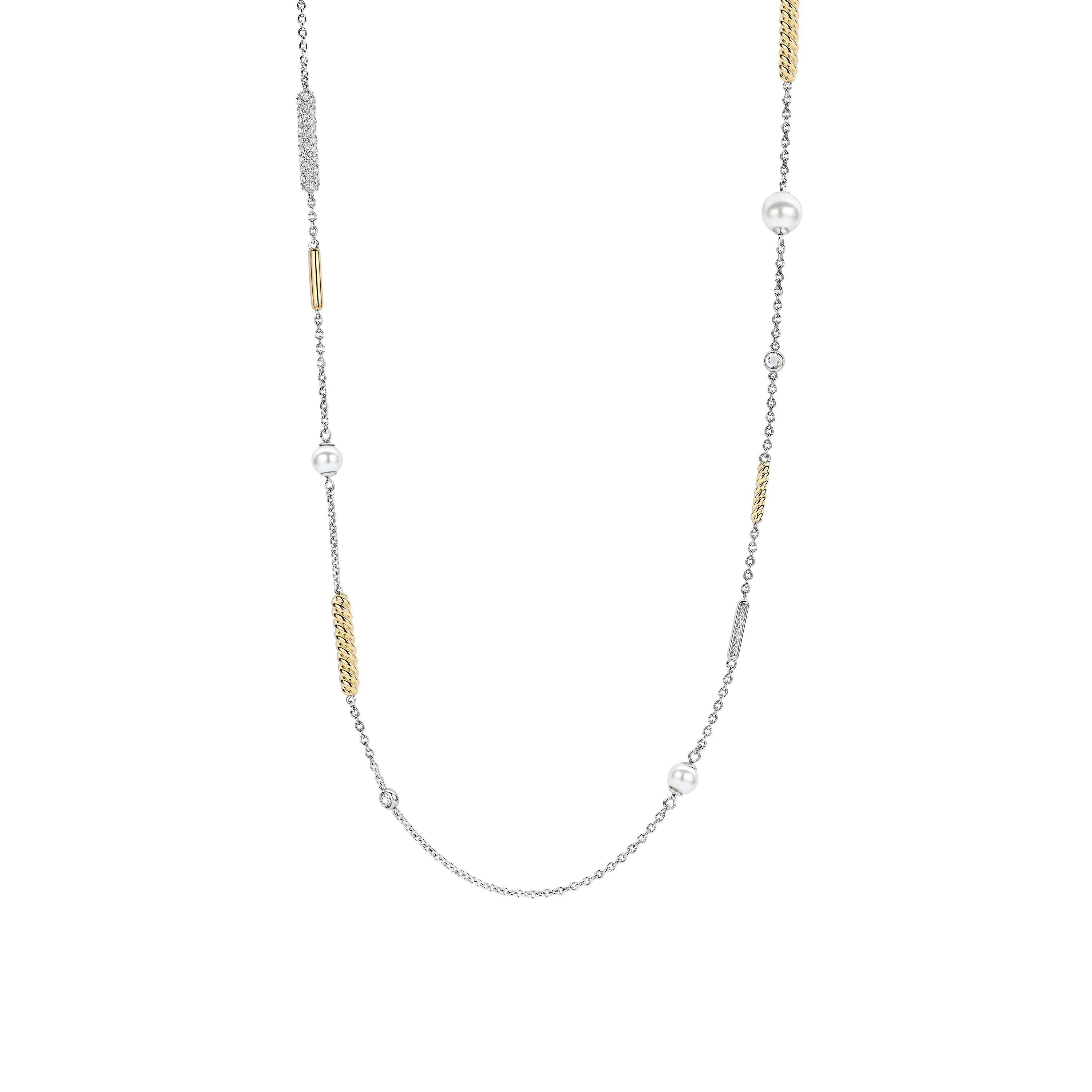 De TI SENTO ketting 34089ZY met een lengte van 80 cm is een meesterwerk van ingetogen elegantie, gemaakt van hoogwaardig 925 sterling zilver. Deze delicate ketting heeft een touwachtig ontwerp met geelgoudgekleurde gedraaide accenten die afwisselen met zilveren elementen, wat zorgt voor een harmonieuze balans van texturen en tinten.

De verfijnde eenvoud straalt zomerse verfijning uit, perfect om elke outfit aan te vullen met een vleugje stralende charme. Draag de ketting solo voor een moeiteloos chique look of combineer de ketting met andere TI SENTO kettingen voor een opvallend statement. Hypoallergeen en nikkelvrij, biedt hij zowel comfort als tijdloze aantrekkingskracht, waardoor het een perfecte aanvulling is op je sieradencollectie.