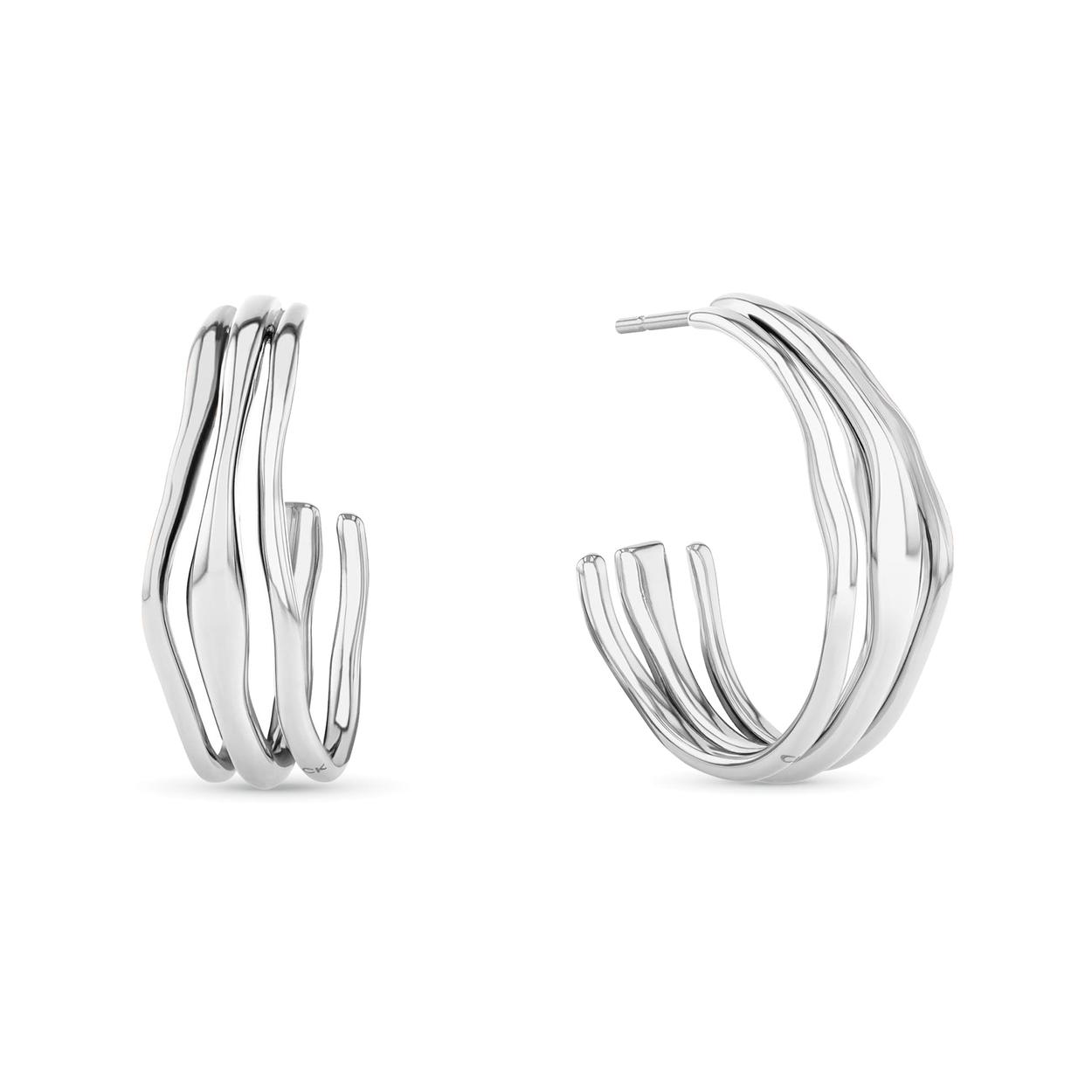 De oorstekers met zijn zilverkleurige oorbellen met een golvend design. Deze stijlvolle oorbellen zijn perfect voor dagelijkse elegantie of speciale gelegenheden. Combineer ze met een elegante halskleding voor een chique look. Ideaal voor zowel casual als formele outfits.