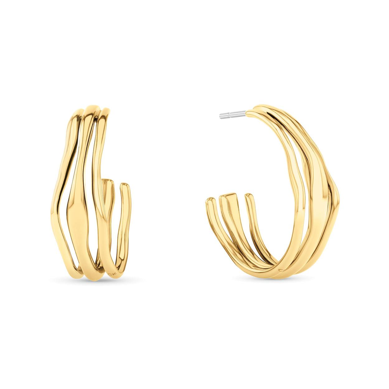 De oorstekers  zijn goudkleurige sieraden, perfect voor elke gelegenheid. Met hun golvende ontwerp voegen ze een elegante touch toe aan elke outfit. Deze stud oorbellen zijn ideaal te combineren met zowel casual als formele kleding. Draag ze met opgestoken haar om hun unieke stijl te accentueren. Perfect voor dagelijks gebruik of speciale gelegenheden.