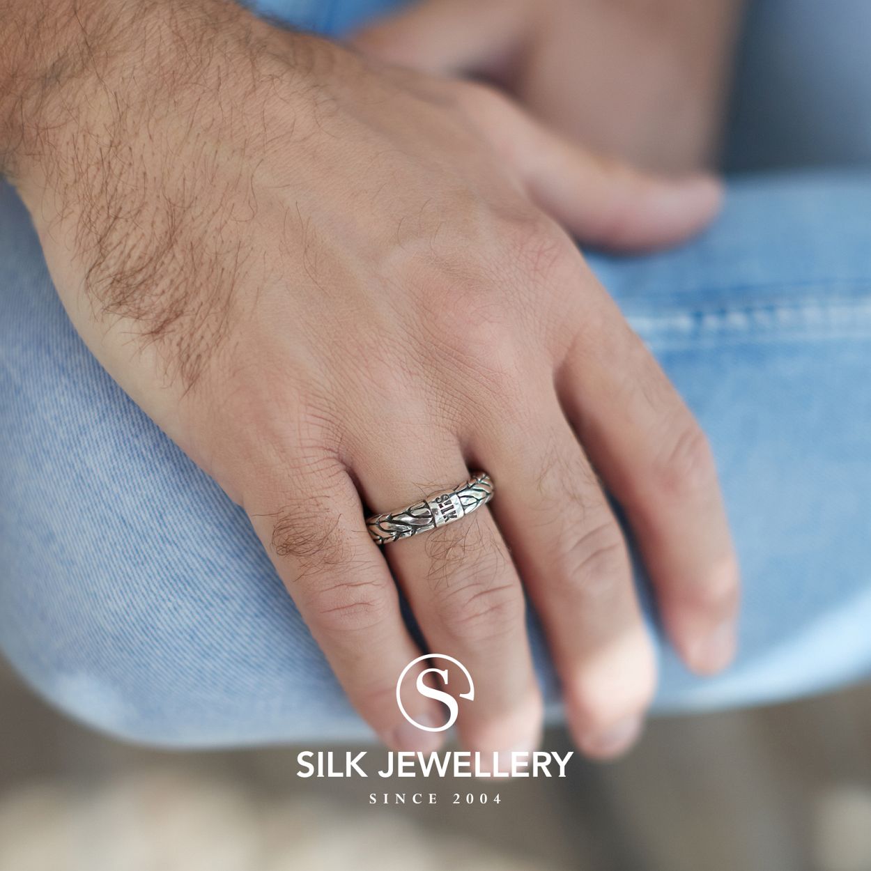 Deze zilveren 352 ring uit de Zipp collection serie, is een smalle fijn gevlochten ring. De SILK ring is met de handgemaakt van 925 sterling zilver. SILK steunt met haar eerlijke productie de community trade in Azië.