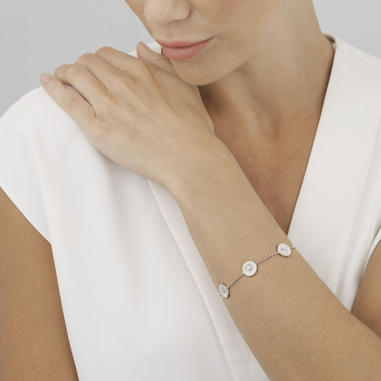 Deze armband is van het merk Georg Jensen. Het is een damessieraad gemaakt van zilver