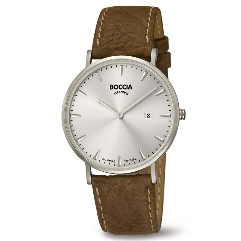 Boccia Titanium 3648-01
Dit herenhorloge van Boccia Titanium heeft een stoere uitstraling. De zilverkleurige titanium horlogekast heeft een zilvergrijze wijzerplaat met datum aanduiding. Het horloge heeft een ronde kast met een diameter van 39mm, een saffierglas, en is 3ATM. Combineer dit prachtige exemplaar met de andere sieraden van Boccia Titanium voor een complete look. Aan de titanium kast zit een bruine leren band. 

HET MERK
Boccia Titanium is het titanium merk van Nederland, dat zijn oorsprong in Duitsland vindt en is opgericht in het jaar 1992. Ontwikkeld door internationale ontwerpers. Alle titanium componenten van de BOCCIA TITANIUM collectie zijn gemaakt van 99,7% puur titanium; het bijzondere materiaal. Het is licht in gewicht, neemt de temperatuur van de huid aan en is zeer huidvriendelijk. Bovendien is het corrosie- en temperatuurbestendig.

SPECIFICATIES
- Saffierglas
- Ronde titanium horlogekast, Ø 39mm
- Bruine band
- Zilvergrijze wijzerplaat
- 3ATM (Regen- & spatwaterdicht)