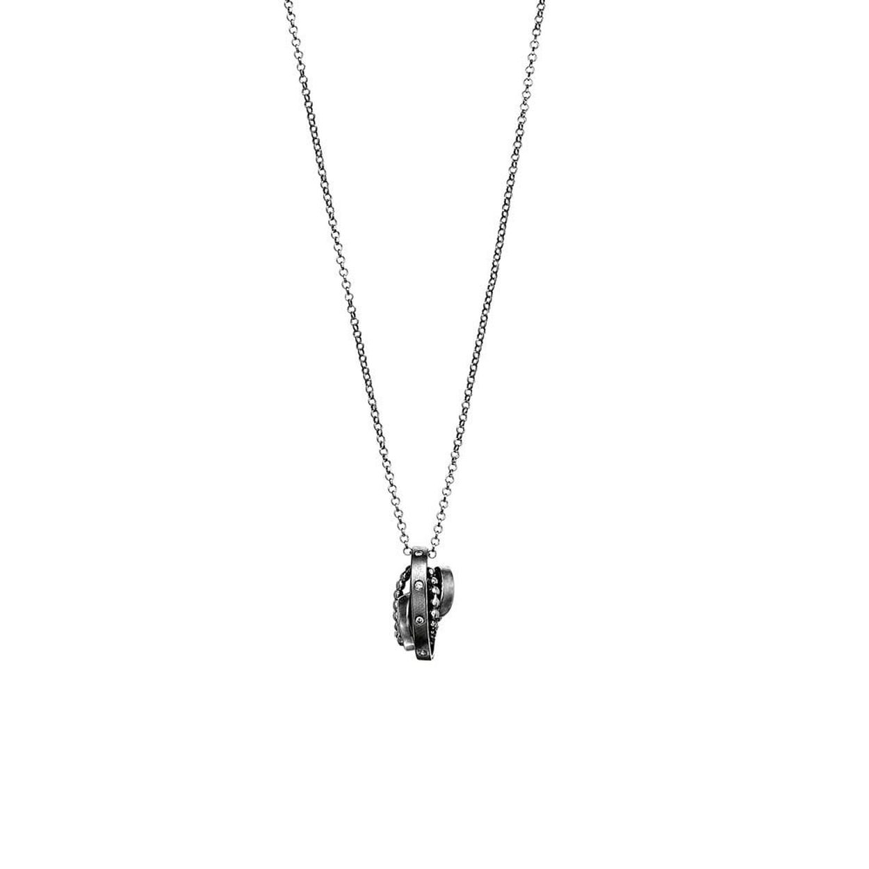 Geoxideerde zilveren hanger van Rabinovich aangepast in eigen atelier met een 14kt. gouden extra ring (niet zichtbaar op de afbeelding) aan een geoxideerd collier.