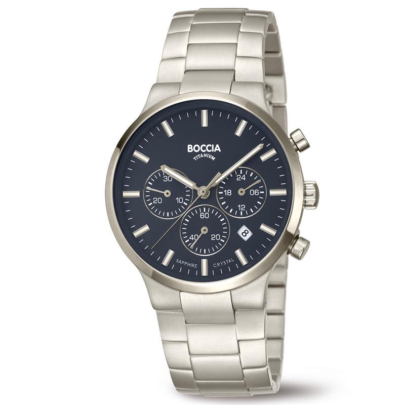 Een modern en trendy chronograaf horloge van Boccia Titanium, de 3746-02. Dit herenhorloge heeft een kastdiameter van 39mm, een blauwe wijzerplaat met zilverkleurige accenten en krasbestendig saffierglas. Daarnaast beschikt dit model over een stijlvolle titanium horlogeband met een hoog draagcomfort en is het horloge 5ATM. Mooi om te dragen bij zowel een sportieve, casual als zakelijke outfit!