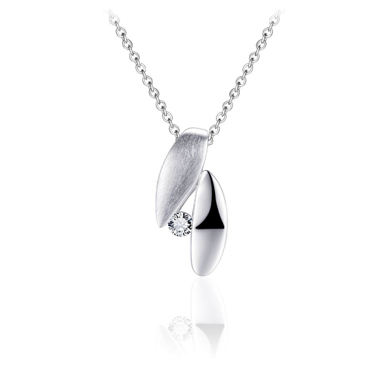 Zilveren collier anker schakel met hanger. De bovenkant van de hanger is gesatineerd in de vorm van een blad met halverwege het blad een glanzend ovaal eraan vast met daartussen een briljant geslepen zirkonia. Het collier is te dragen vanaf een lengte van 42 cm, maar gemakkelijk te verstellen tot 47 cm. 

Leuk om te combineren met de bijpassende ring R285 en/of 
oorstekers E285.