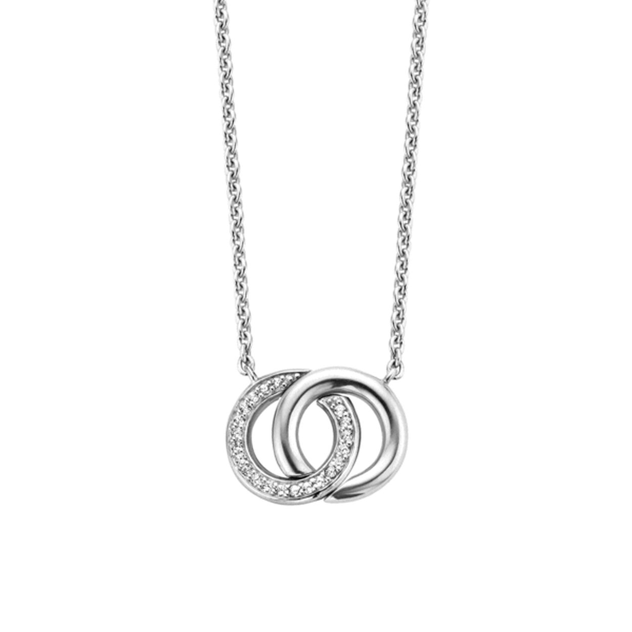 Deze ketting van TI SENTO - Milano heeft als hanger 2 cirkels die door elkaar heen lopen. Een symbool dat vaak wordt gezien als relatiesymbool. De verbondenheid die een goede vriendschap relatie of een huwelijk met zich meebrengt wordt uitgebeeld door de 2 cirkels die door elkaar heen lopen. ��n van de cirkels is glad zilver en de andere cirkel is gezet met witte zirkonia's. De ketting en de hanger zijn gemaakt van gerhodineerd sterling zilver. Dit materiaal behoudt landurig de glans. Bij de sluiting heeft het de ketting een verlengstukje met behulp hiervan kunje deze op de gewenste lengte dragen.