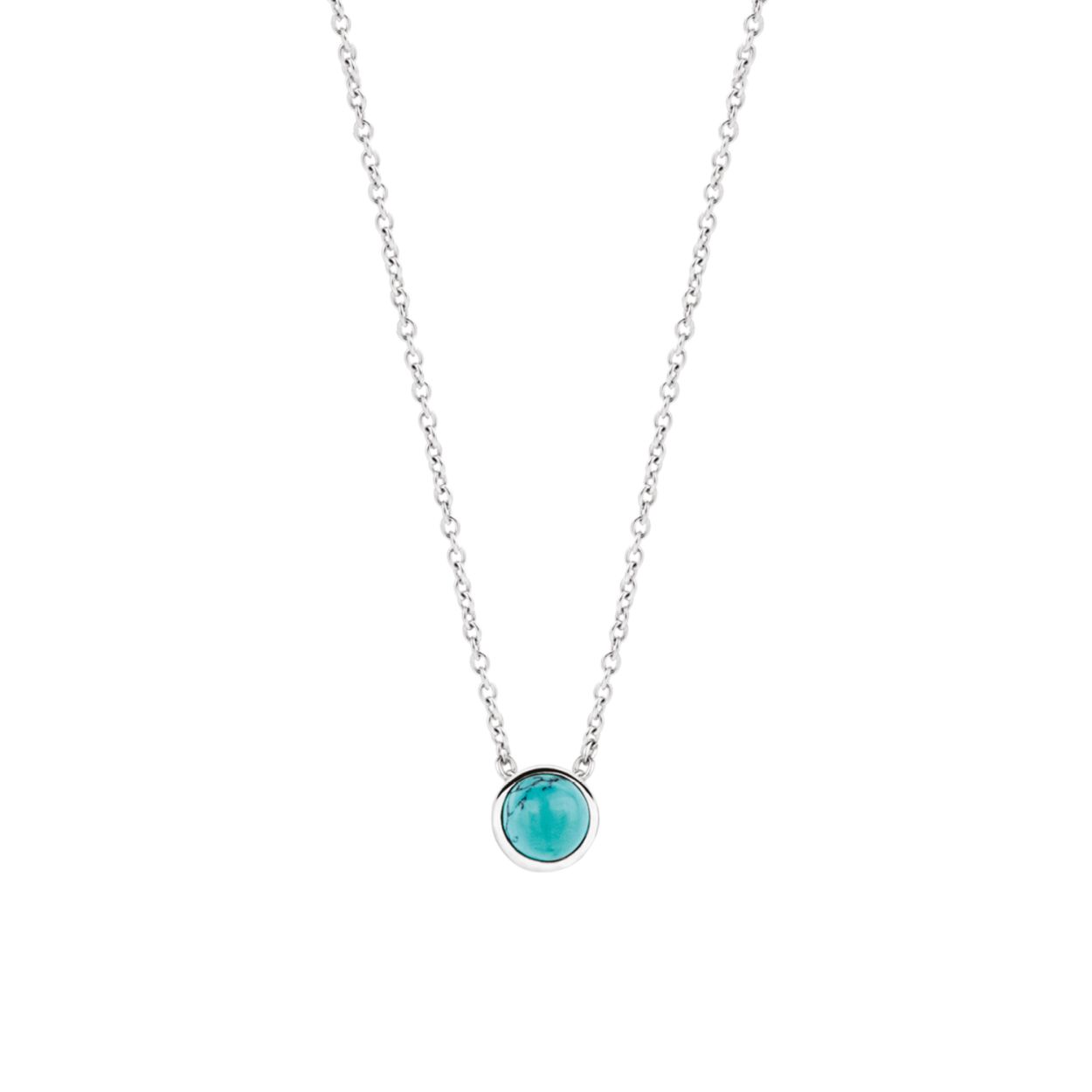 Een ronde turquoise steen is het middelpunt van deze zilveren ketting 3845TQ/42. Eenvoud en elegantie komen bij elkaar in dit kunstwerk. Ze is een herinnering aan een zomers geheim.