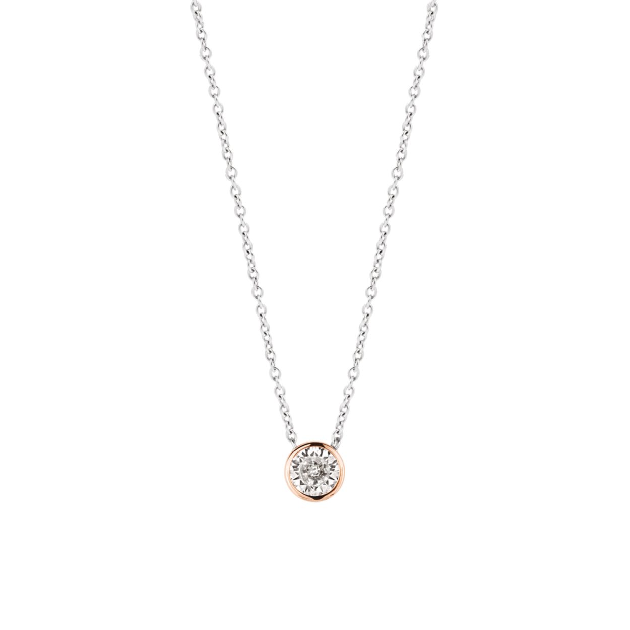 Deze zilveren TI SENTO - Milano ketting 3845ZR/42 met een rond zirkonia middenstuk is een tijdloze schoonheid. Haar frame van rosé goud omarmt haar. Ze is het perfecte gezelschap voor je aperitivo.
