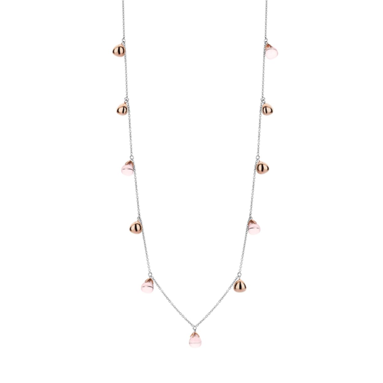 Elegantie en a touch of spice komen samen in deze prachtige ketting. Het sieraad bestaat uit roosknoppen van zachtroze kristallen en rosekleurig zilver. Het collier valt soepel om de nek  voor veel draag comfort. Draag het sieraad alleen voor een fijne vrouwelijke look of maak een statement door deze te combineren met de bijpassende armband en oorbellen. Deze geweldige zomerkleuren maken je look helemaal af en door de goudsmid standaard is het sieraad van hoge kwaliteit waardoor deze jaren meegaat. Het pure zilver is gerhodineerd voor een mooie glans en extra bescherming. TI SENTO - Milano juwelen hebben een tijdloze stijl en een flinke snuf spice. Milanese meeslependheid met verborgen details. Verfijnd �n spannend. Gevoelig m�t allure. TI SENTO - Milano sieraden schreeuwen niet maar ze fluisteren het van de daken.