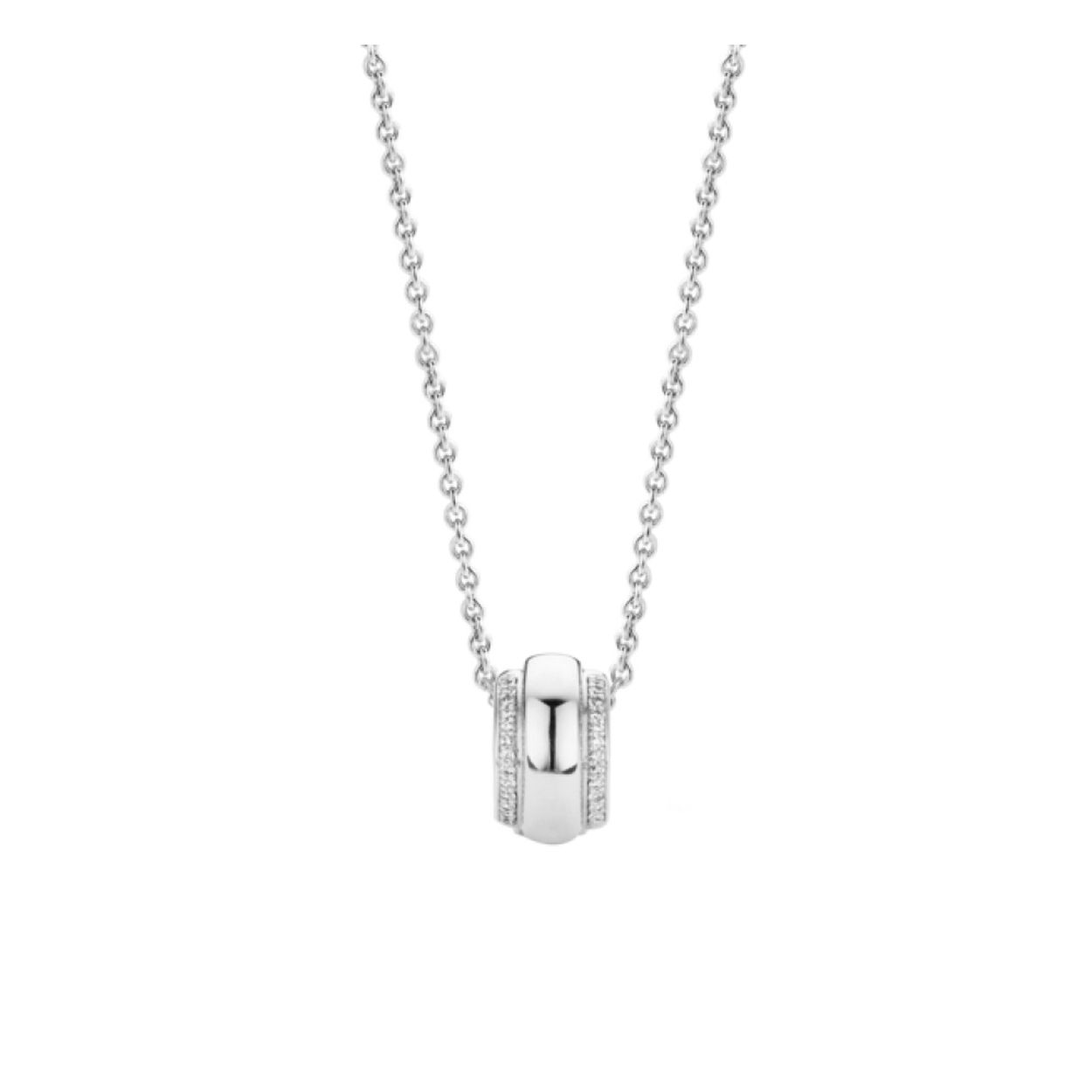 Zilver is key in het design van deze statement ketting. Haar witte zirkonia pav� zetting geeft een lichte glinstering. Feestelijk maar ook klassiek. Je draagt haar dag en nacht.