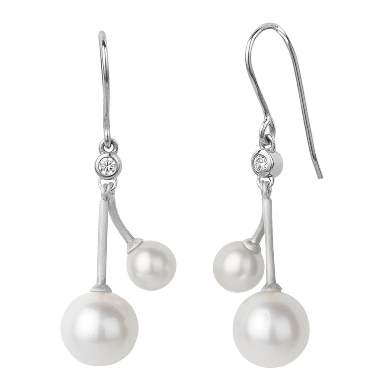 Charlottes inspiratie: De 'Coco' collectie is geïnspireerd op de elegante en verfijnde vrouw, en voegt een vleugje vrouwelijkheid toe aan de look van iedereen die deze stijlvolle sieraden draagt. Parels staan symbool voor wijsheid en alle ontwerpen zijn verkrijgbaar in sterling zilver en met 14-karaats goud verguld sterling zilver, verrijkt met zoetwaterparels en zirkonia.