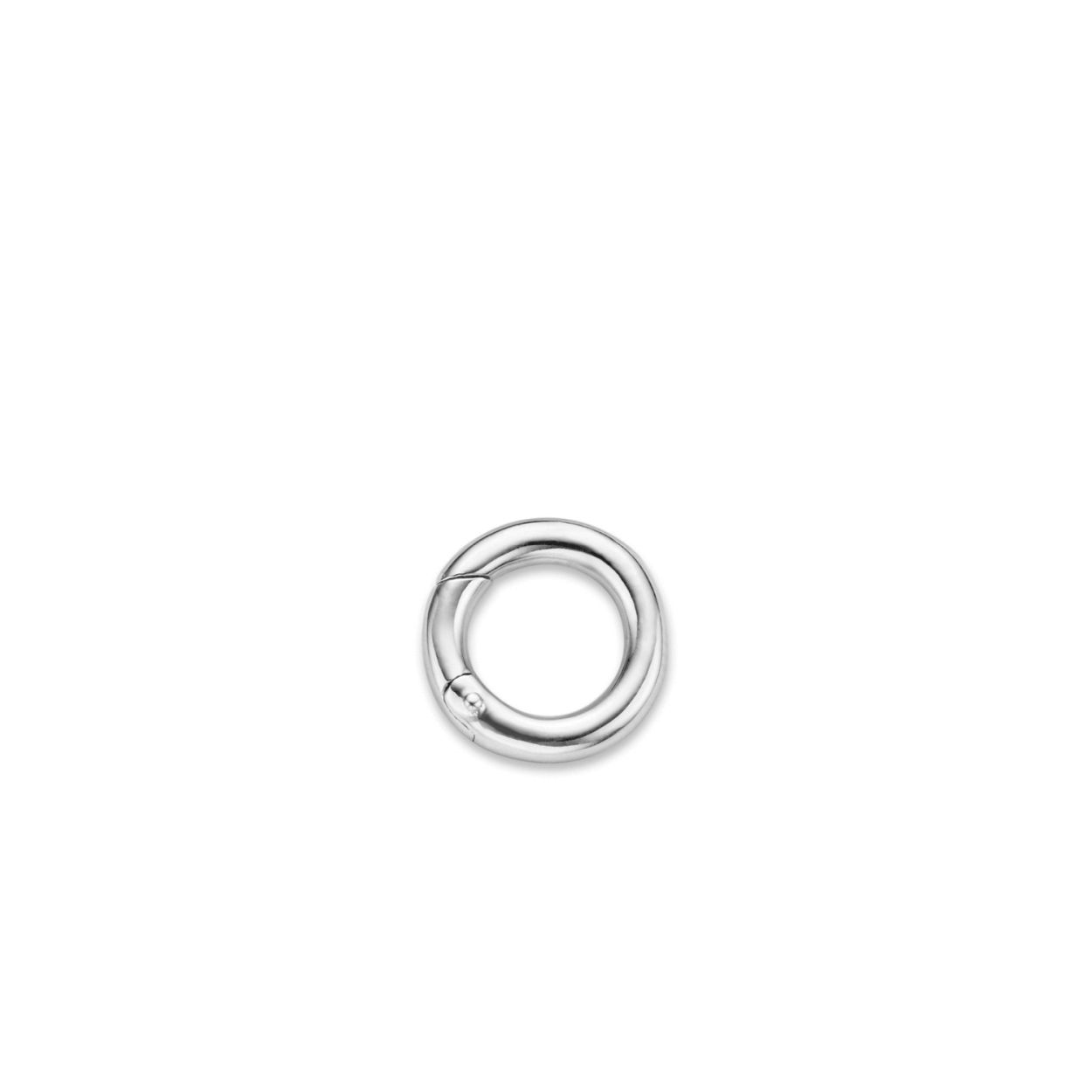 Deze egaal zilveren TI SENTO - Milano clipring is ideaal om sieraden te mixen & matchen. Met deze clipring kunnen de hangers uit de TI SENTO collectie aan verschillende colliers worden geplaatst. Daarnaast kan de clipring worden gedragen als slotje. Er zijn eindeloze combinaties mogelijk. De clipring is gemaakt van gerhodineerd sterling zilver en afgewerkt met een rhodiumlaag die de clipring van zijn glans voorziet en de levensduur verlengt. De ring heeft een doorsnede van 14 mm.