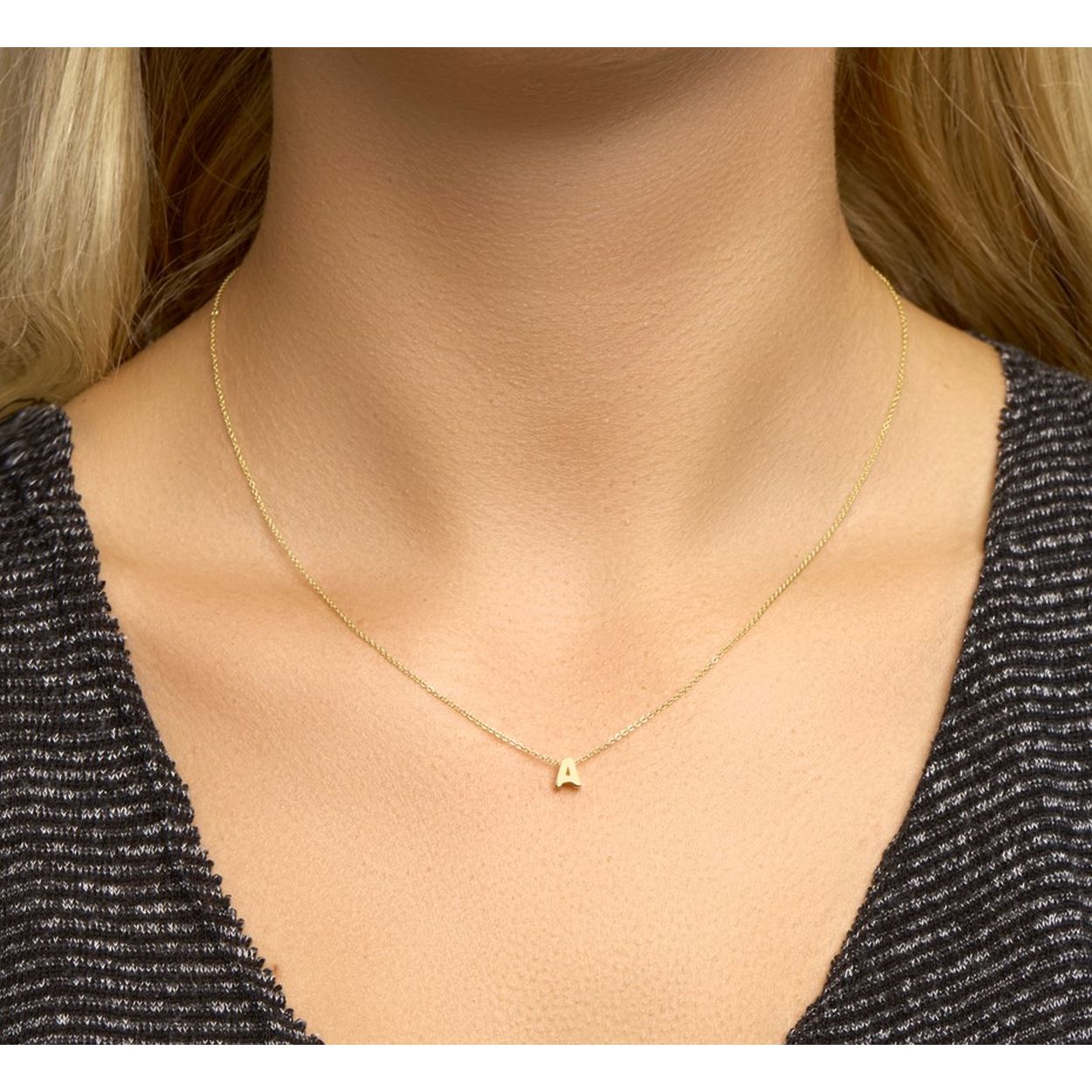 14k Geelgouden anker collier uitgevoerd met de letter A. Het collier heeft draaglengtes van 41, 43 en 45cm. De letter heeft een afmeting van 5.5x5mm.