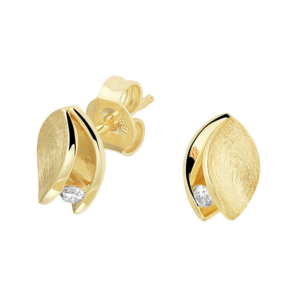 14k Geelgouden oorknoppen uitgevoerd met een schitterende diamant. De oorknoppen hebben een afmeting van 10x6.5mm.