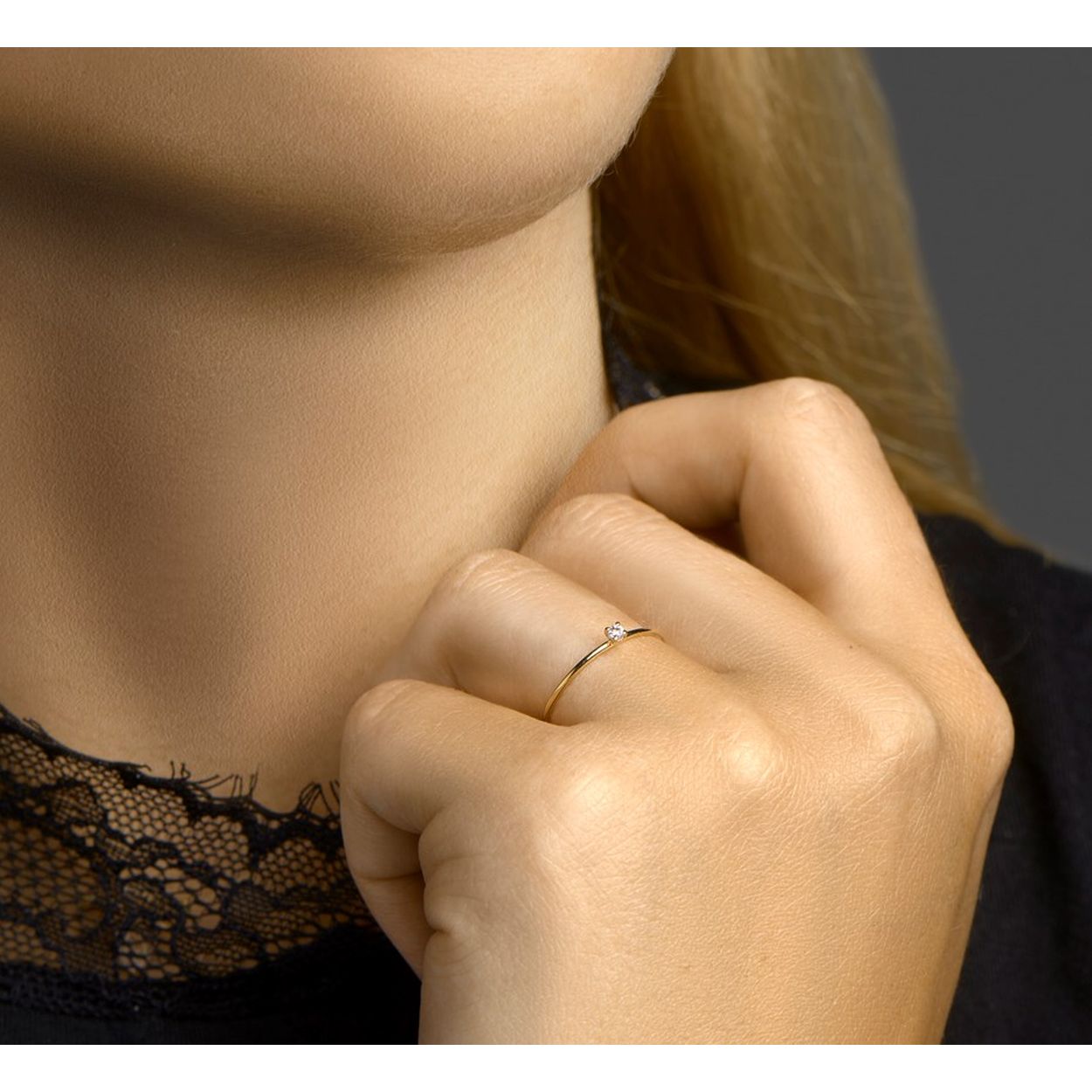 14k Geelgouden aanschuifring uitgevoerd met een schitterende zirkonia. De ring heeft een breedte van 2mm.