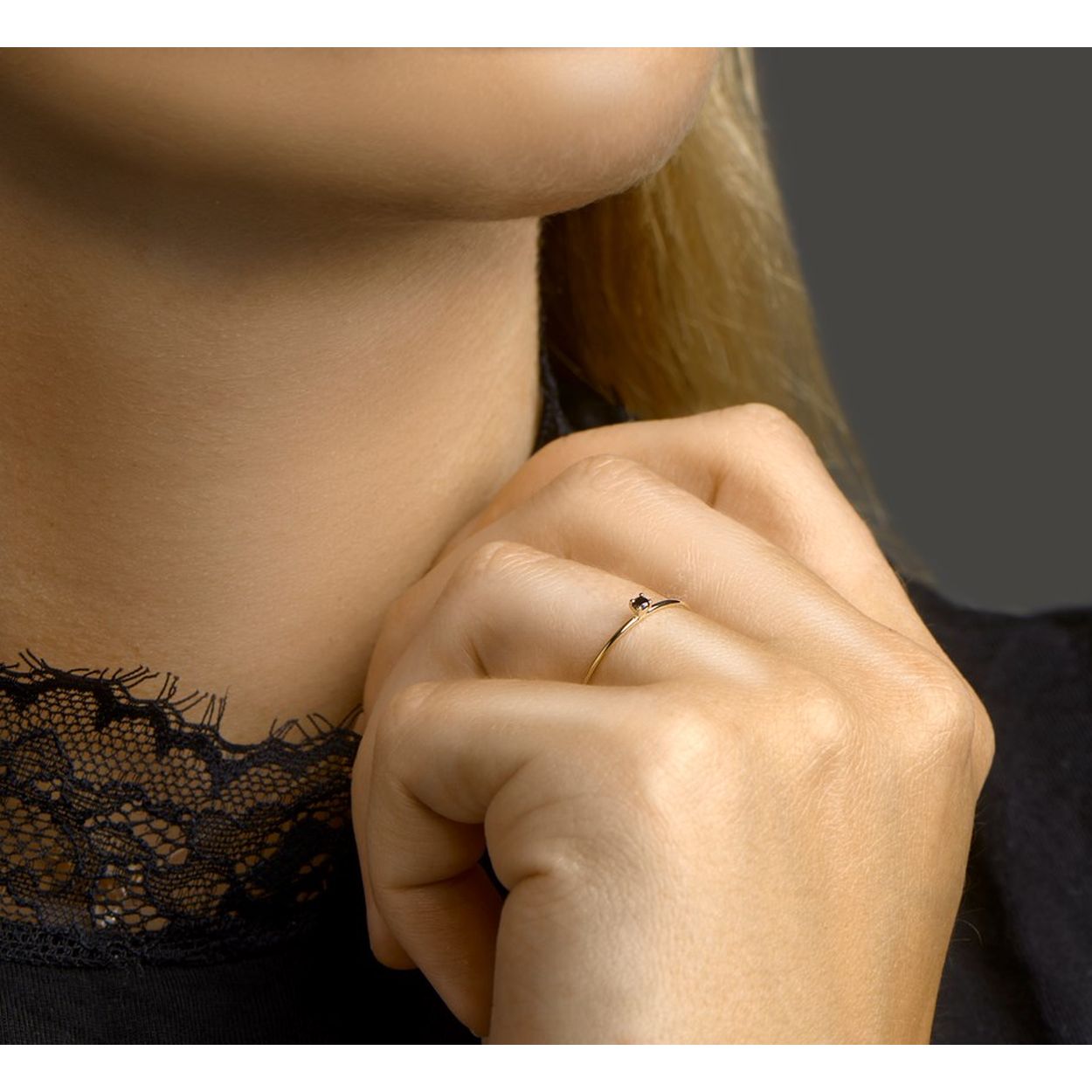 14krt Geelgoud Ring Zwart Zirkonia
14k Geelgouden aanschuifring uitgevoerd met een schitterende zwart zirkonia. De ring heeft een breedte van 2mm.