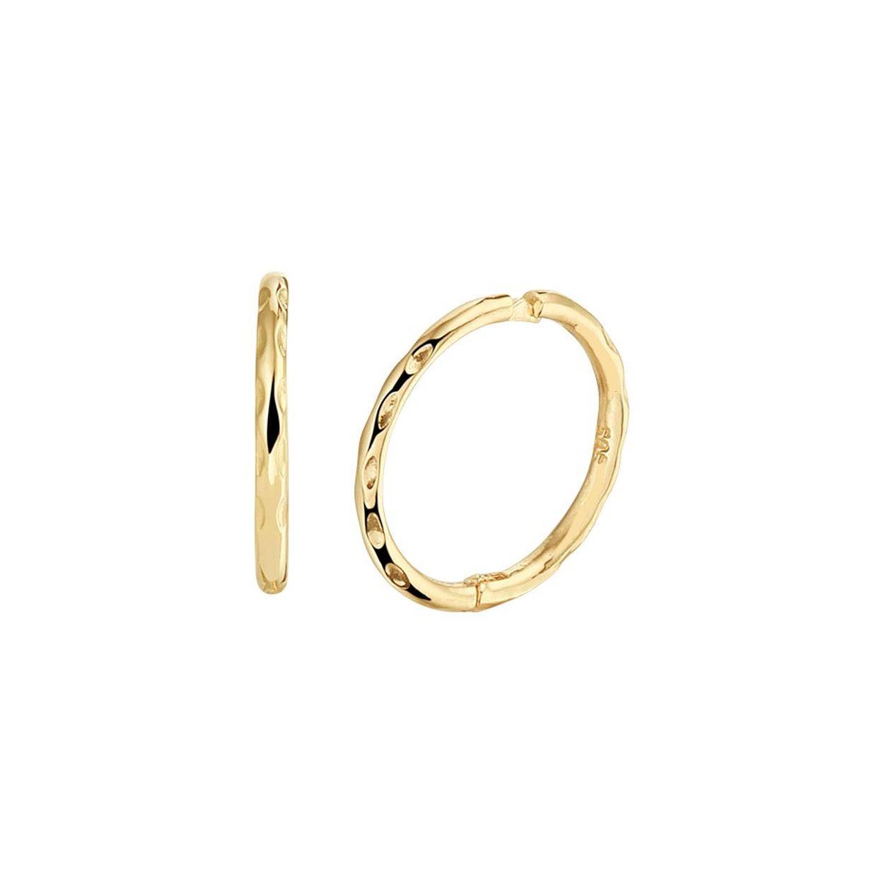 14k Geelgouden klapoorringen met een gediamanteerde afwerking. De oorringen hebben een afmeting van 12x1mm.